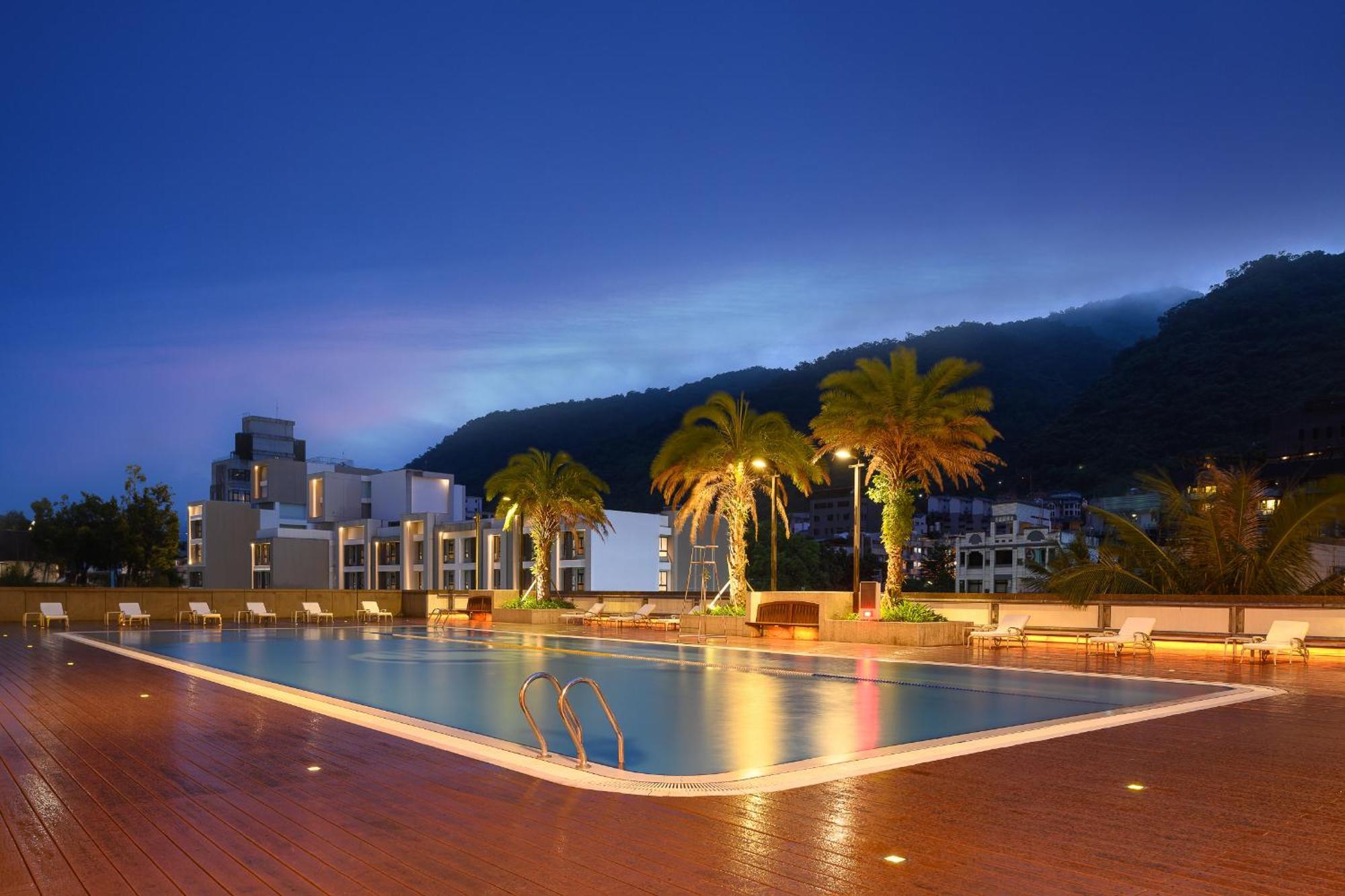 Evergreen Resort Hotel - Jiaosi Jiaoxi Buitenkant foto The swimming pool at the University of Nottingham Malaysia Campus