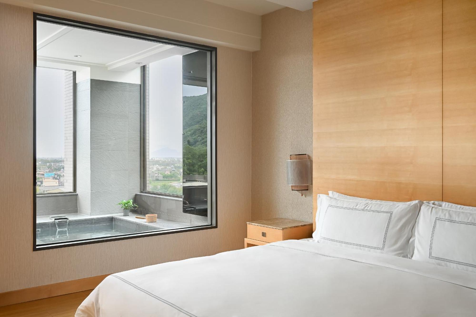 Evergreen Resort Hotel - Jiaosi Jiaoxi Buitenkant foto A room at the hotel