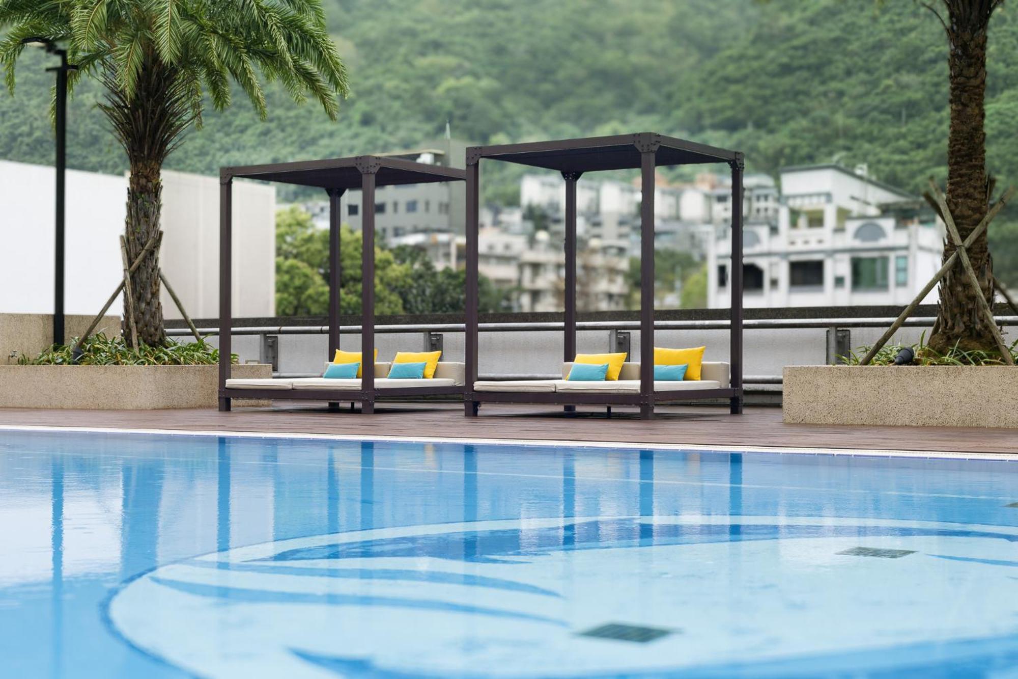 Evergreen Resort Hotel - Jiaosi Jiaoxi Buitenkant foto The swimming pool at the hotel