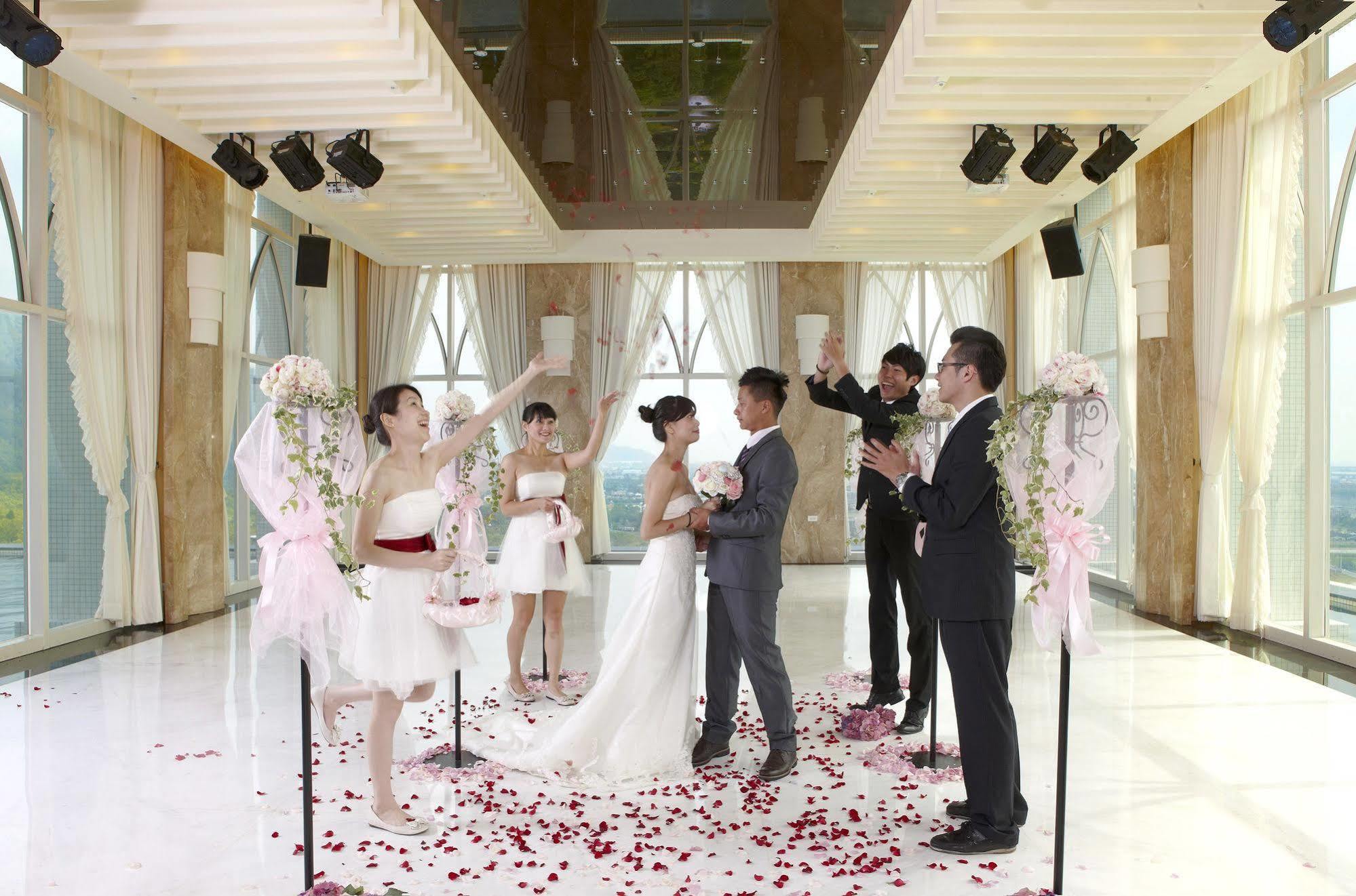 Evergreen Resort Hotel - Jiaosi Jiaoxi Buitenkant foto A wedding in the Sky Chapel