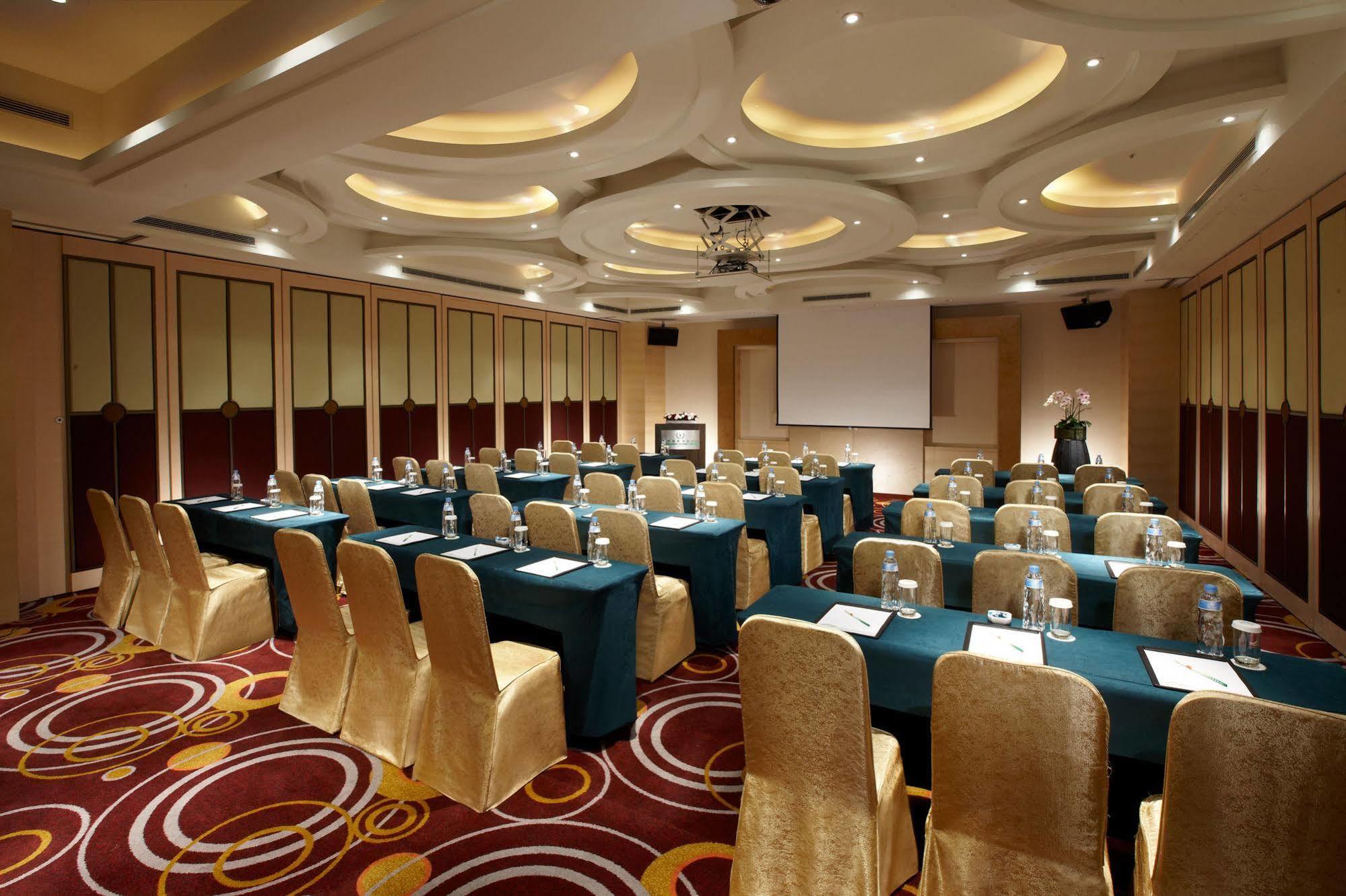 Evergreen Resort Hotel - Jiaosi Jiaoxi Buitenkant foto A meeting room at a hotel